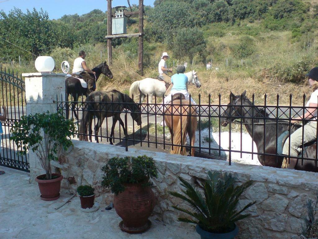 Lazaratos Hotel Kouvalata Esterno foto